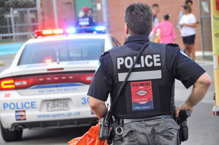 Pourquoi les policiers de Montréal portent-ils des pantalons de camouflage ?