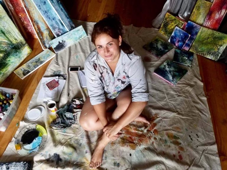 Aline Flore François, la peintre belge qui co-crée des oeuvres en direct à Montréal