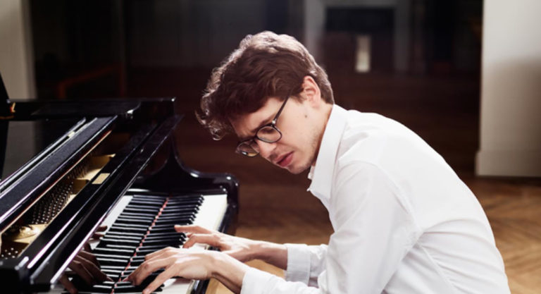 Lucas Debargue, pianiste prodige, sera au Québec pour deux concerts