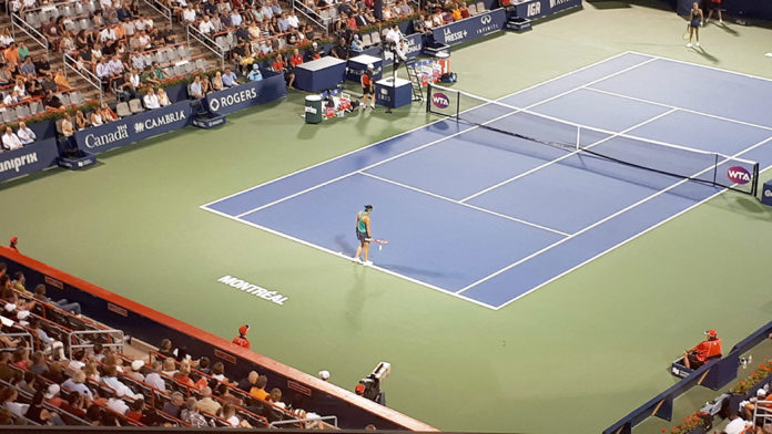 Caroline Garcia se prépare à servir