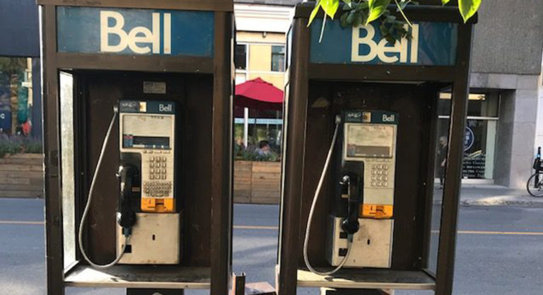 Pourquoi est-ce qu’il y a encore des cabines téléphoniques à Montréal ?