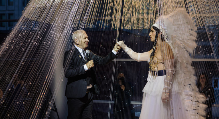 Revivez le mariage de Jean-Paul Gaultier et Miss Chief Eagle Testickle à Montréal