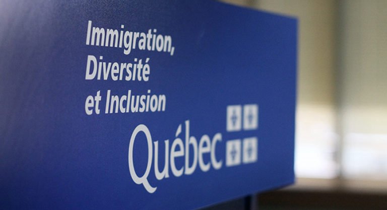Projet de loi 9 : certains Français se préparent à “rentrer”, un autre entame une grève de la faim