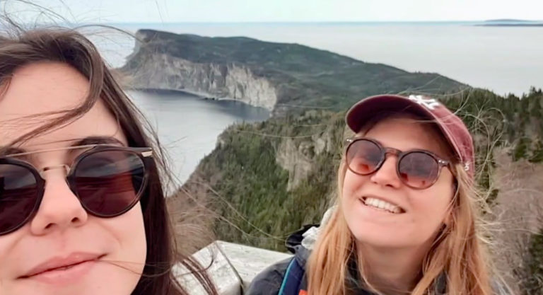 À Montréal, les retrouvailles d’une expatriée et de son amie restée en France grâce à Air Transat