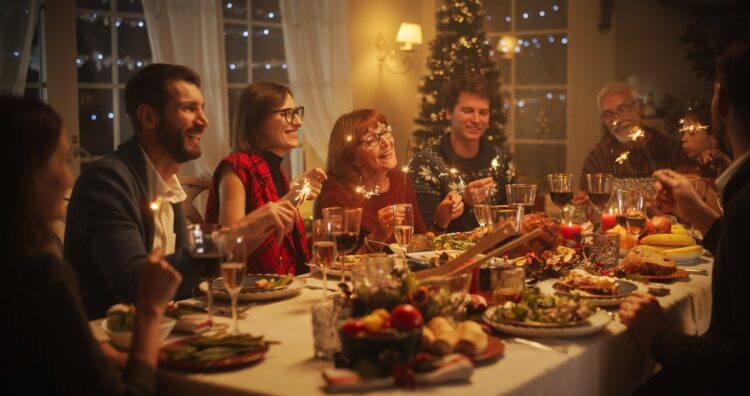 Repas de Noël en famille (source : Shutterstock)