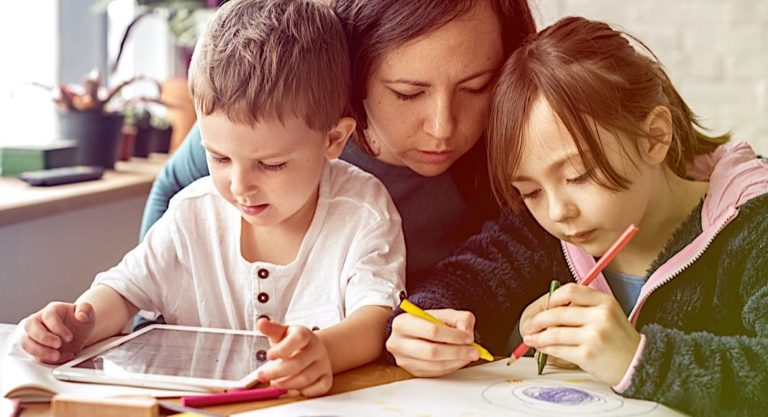 L’école à la maison: retrouvez le premier épisode de La Bande FM