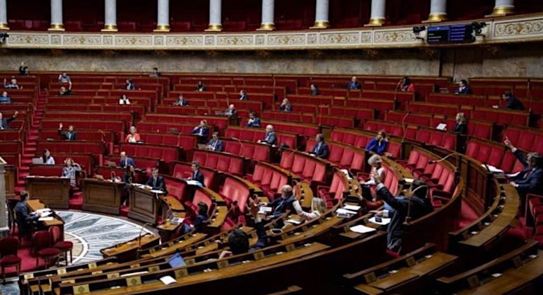 Le parlement confirme la quarantaine à domicile pour les retours en France