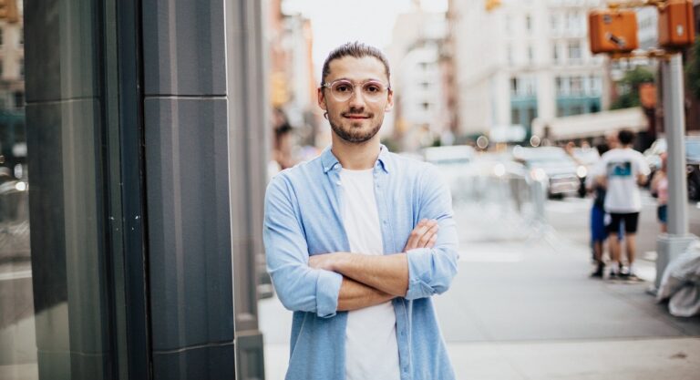French Boss, Corentin Macias : « Des lunettes cinq fois moins chères et fabriquées quatre cents fois plus vite ».
