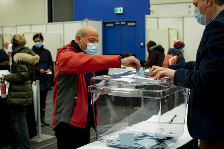 Electeurs au bureau de vote du Palais des Congrès de Montréal, 9 avril 2022 (Source: Carla Geib)