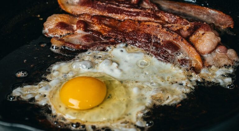 Pourquoi le bacon et les œufs s’imposent au petit-déjeuner des Américains ?