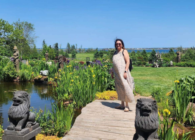 Laila Sahnoune dans un jardin, au Nouveau Brunswick (Canada)