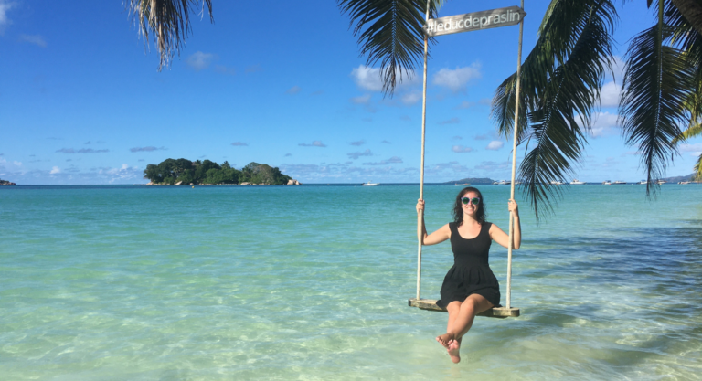 Elsa Martin est sur une balançoire au dessus de l'océan turquoise