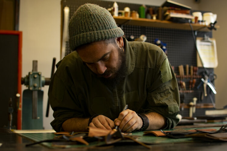 Baptiste Le Gars, artisan du cuir (crédit : Carla Geib)
