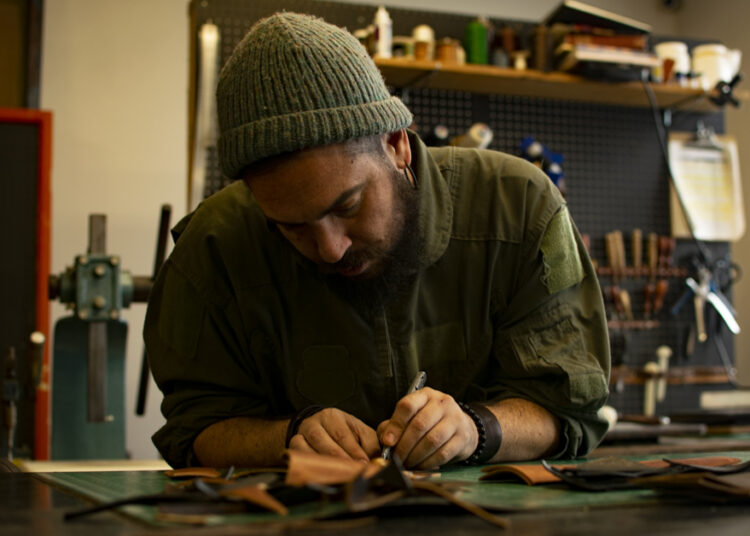 Baptiste Le Gars, artisan du cuir (crédit : Carla Geib)
