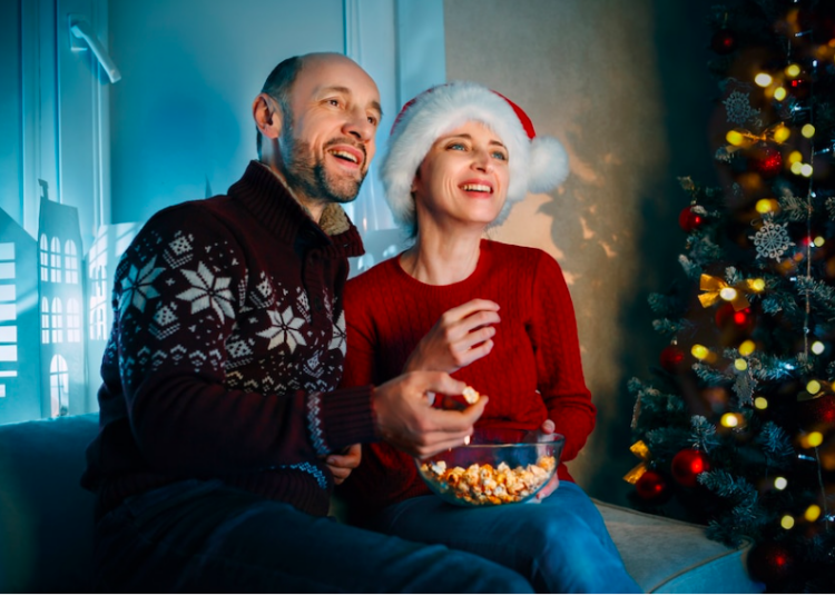 Couple devant un film de Noël (source : Freepik)