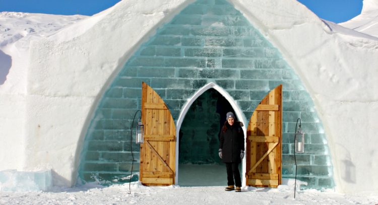 Pauline Capelle devant la chapelle de glace de l'Hotel de Glace à Quebec au Canada