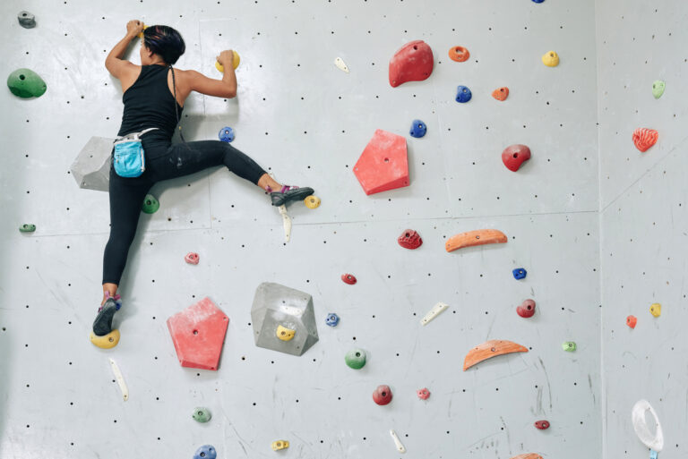 Escalade de bloc (crédit : Freepik)