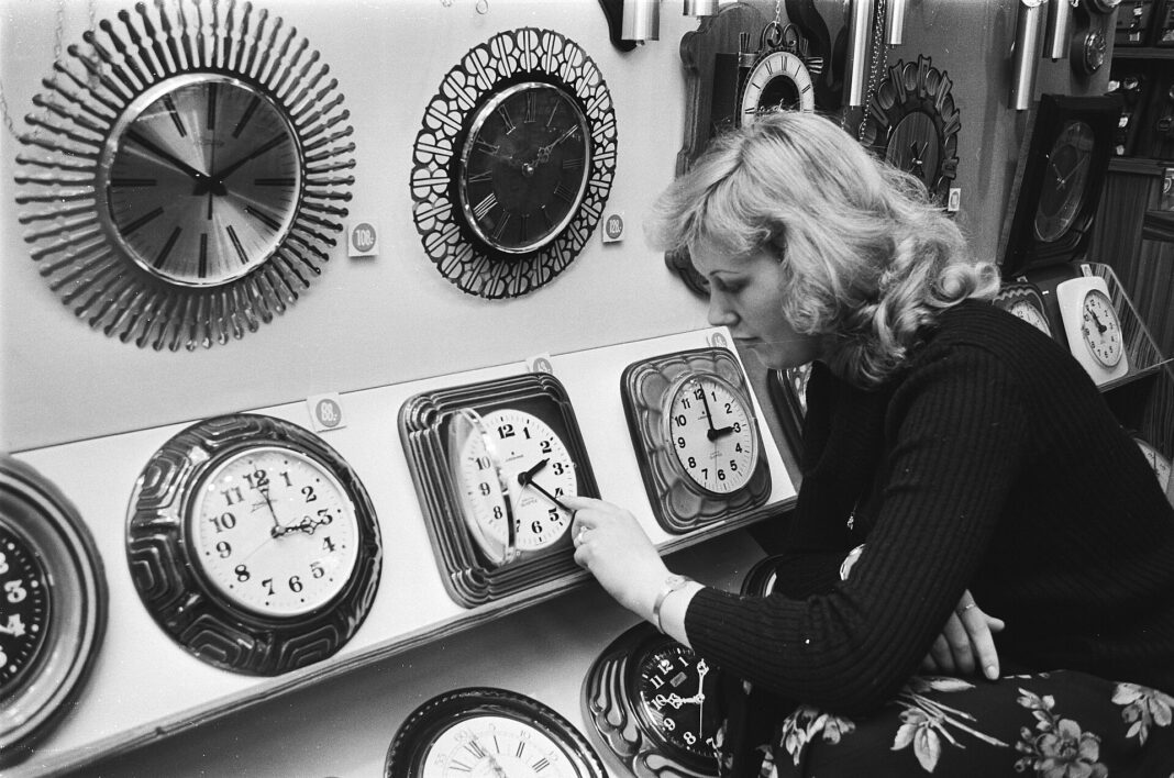 Une femme avance une horloge d'une heure lors du passage à l'heure d'été (photo d'archive)