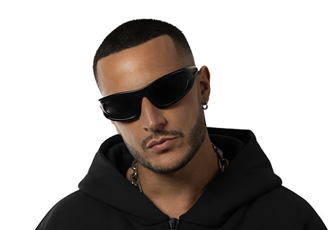 Portrait de DJ Snake avec des lunettes noires