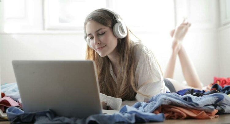 Jeune femme qui regarde son ordinateur (source: Pexels)