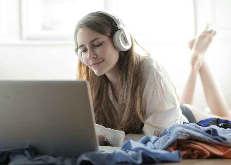 Jeune femme qui regarde son ordinateur (source: Pexels)