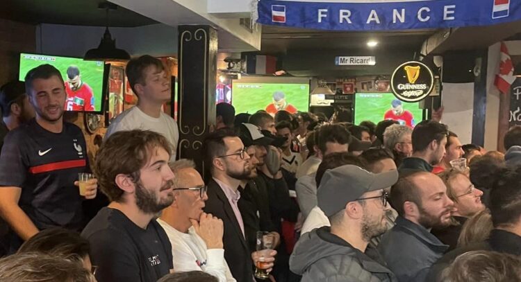 Supporters de l'équipe de France au Bar Monsieur Ricard, avenue du Parc à Montréal.