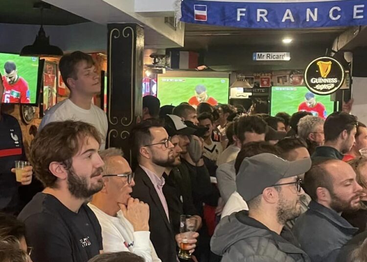 Supporters de l'équipe de France au Bar Monsieur Ricard, avenue du Parc à Montréal.