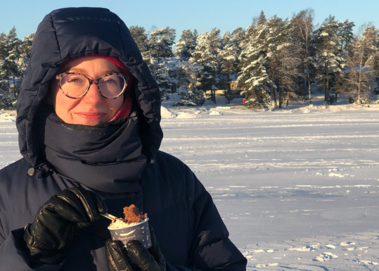 Marianne Girard-Lenoir mange une glace sur un lac gelé par -20C en Finlande.