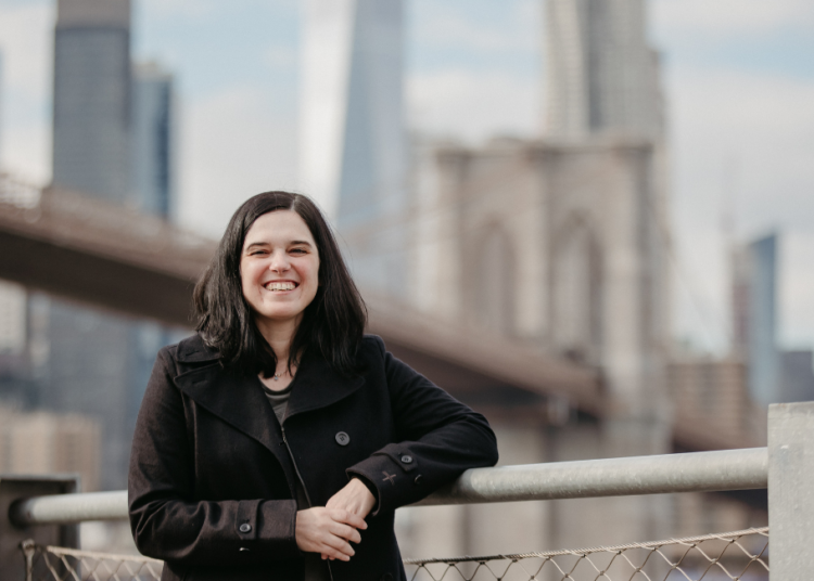 Julie Chartrou prend la pose à New York. Crédit photo : Adélaïde Chantilly