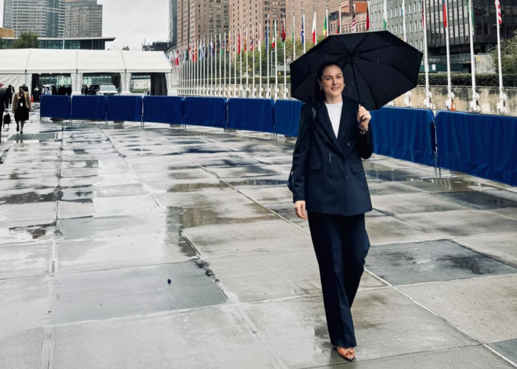 Elisabeth Meyer devant l'ONU à New York