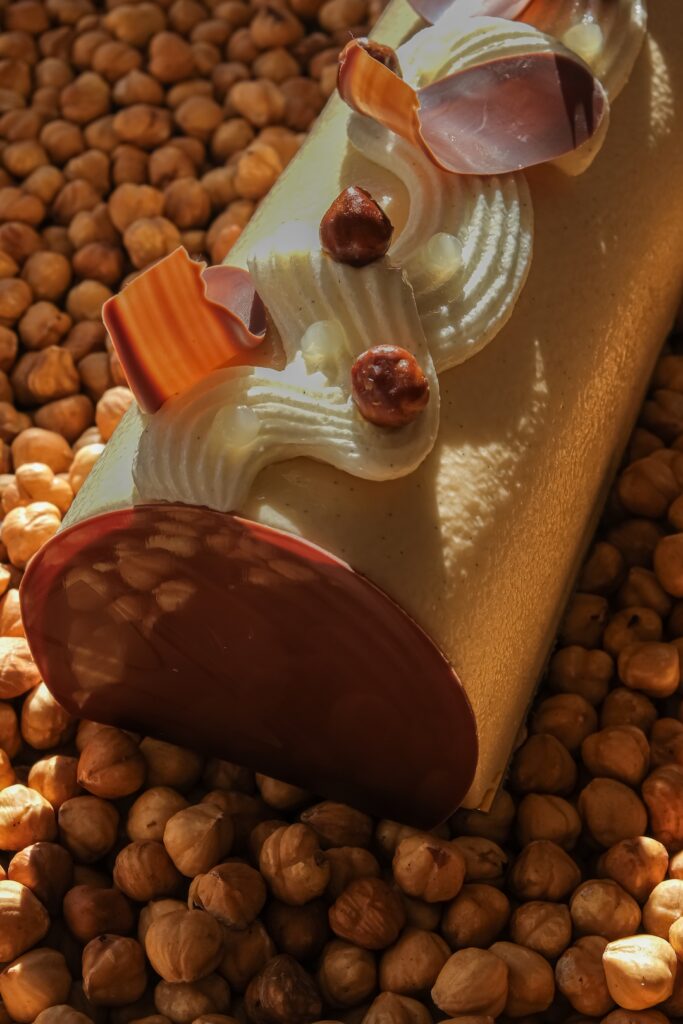 La bûche chocolat et noisettes de la pâtisserie Madeleine, 2025