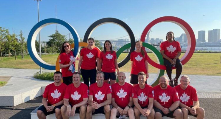 Devant les anneaux olympiques avec l'équipe technique de "Volley Canada"