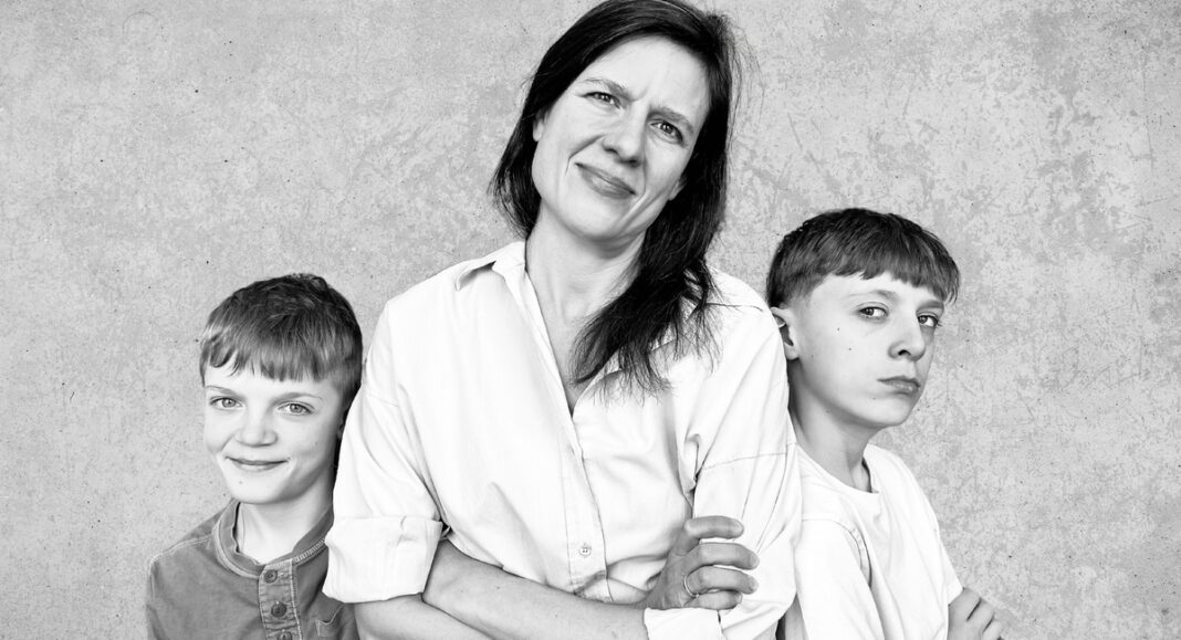 Célia Laguitton et ses deux fils présentent la pièce C'est toi qui as fait tomber l'arbre (crédit : Danielle Carignan)