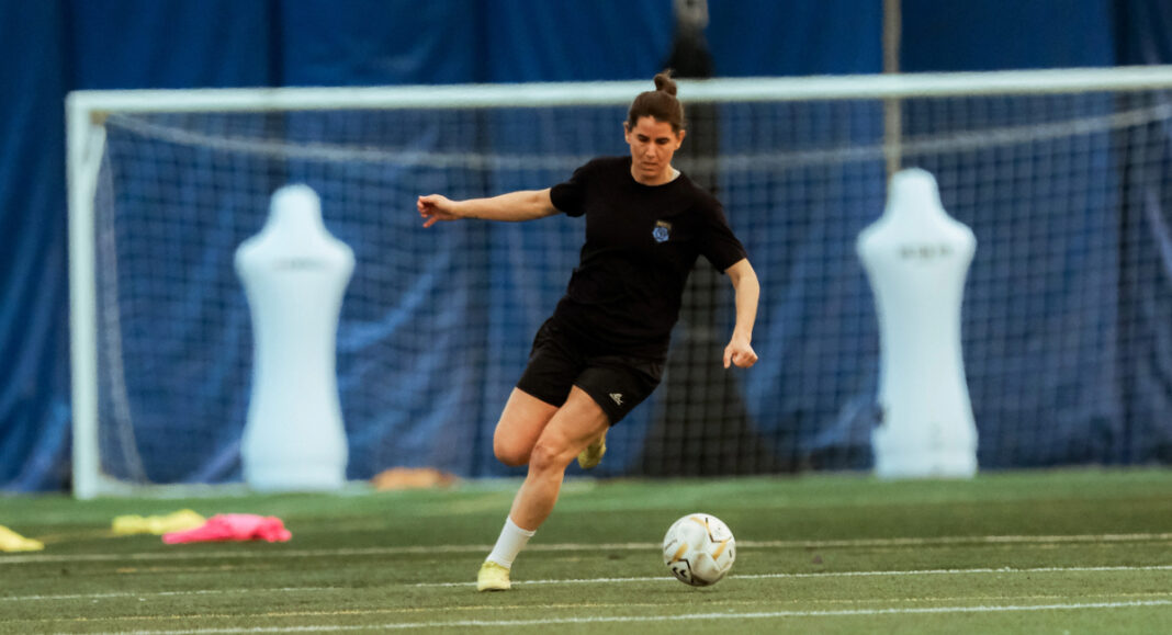 Une joueuse de soccer sur le terrain.