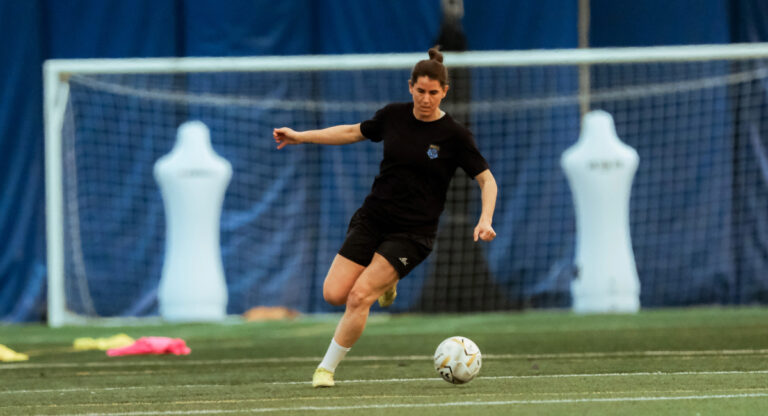 Une joueuse de soccer sur le terrain.
