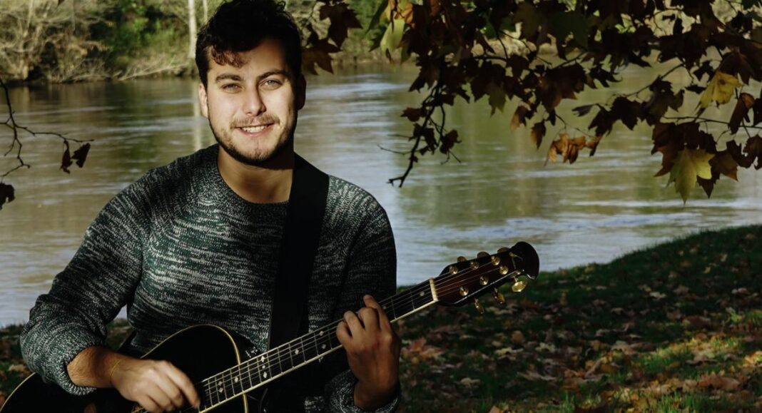 Guitare à la main et sourire aux lèvres, Imbert L'Homond (aussi connu sous le nom de Bertoo) parcourt le globe en chantant.