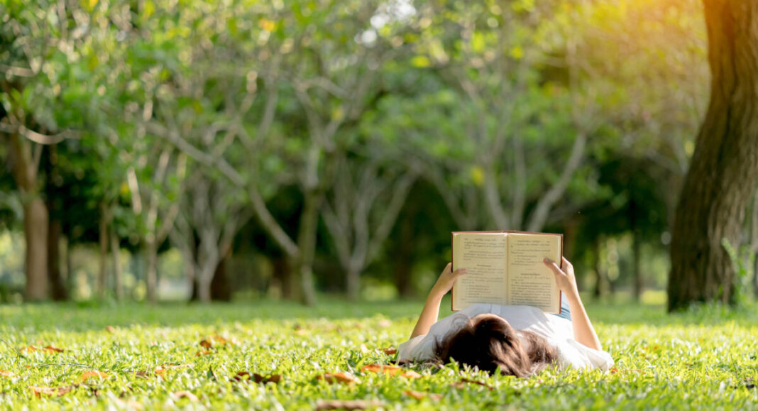 Lecture dans le parc (Depositphotos)