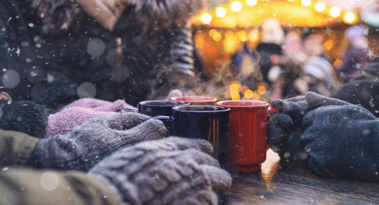 Vin chaud entre amis à Noël (Depositphotos)