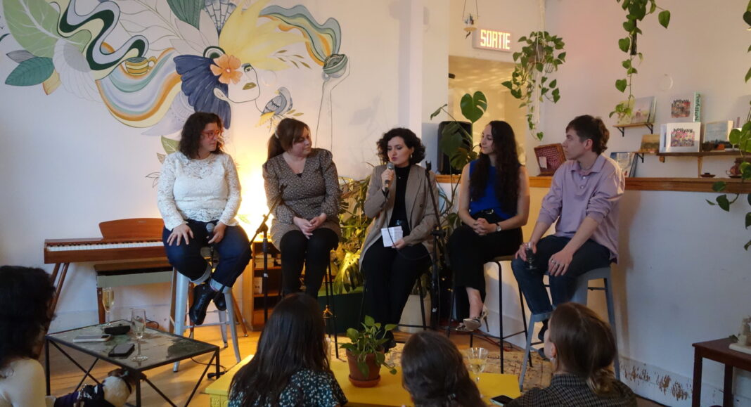 Lancement du podcast Une sur dix au Café des habitudes, mars 2026 (au micro, la journaliste/recherchiste Aurélia Crémoux, à sa gauche, la narratrice et productrice Lia Ferranti)